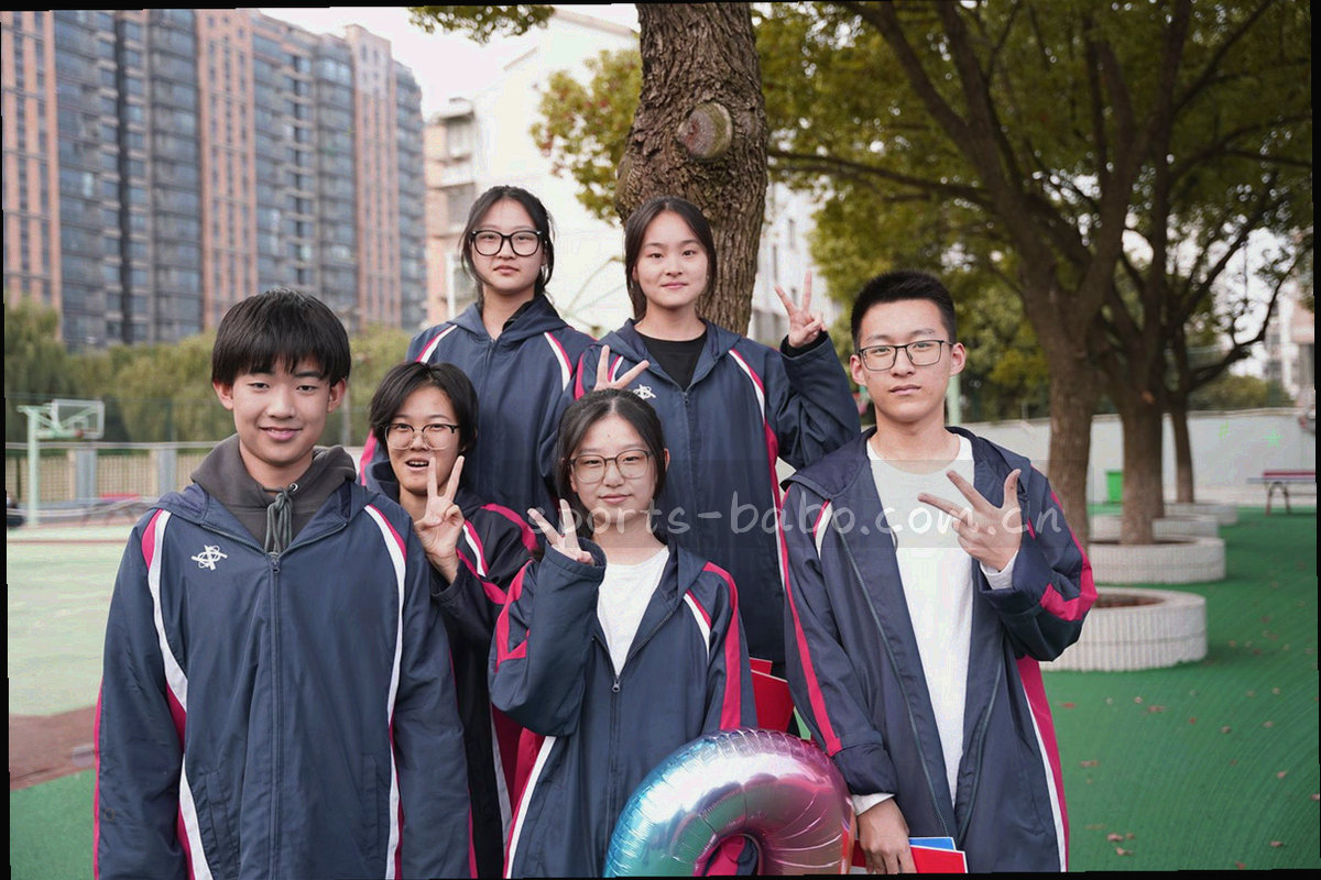 成叠纸质名单与编号标签的特写，浅景深，画面中无可读文字